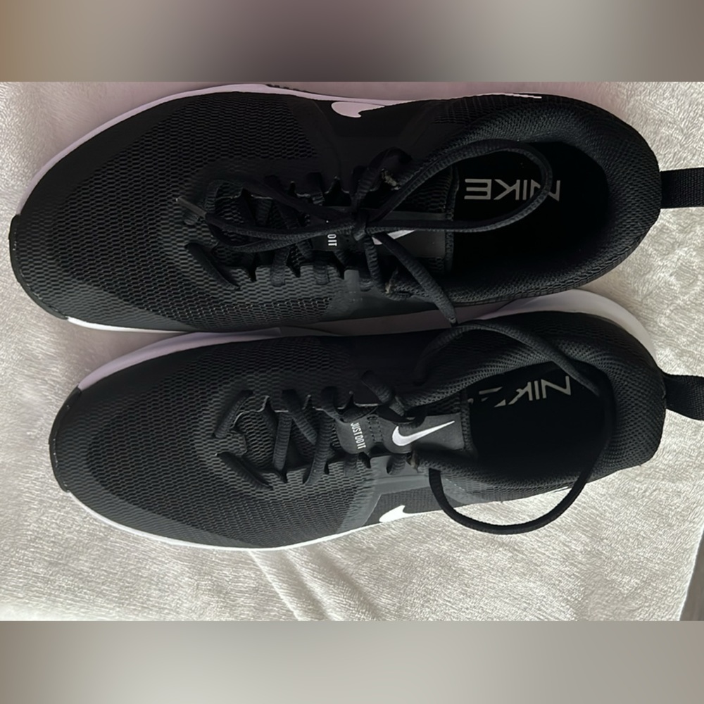 Nike Men's Black and White Sneakers